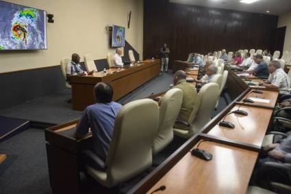 Intercambio del presidente Díaz-Canel con autoridades políticas y gubernamentales