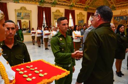 Por decreto presidencial fueron condecorados un grupo de 138 combatientes y civiles que participaron en los sucesos de la base de supertanqueros de la provincia Matanzas.