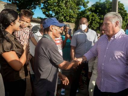 Díaz-Canel compartió con el pueblo que lo recibió en el barrio La Caoba y supo de la marcha de las transformaciones que tienen lugar en esa comunidad desde finales de enero de este año.