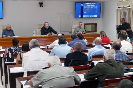 Reunión de Manuel Marrero Cruz con directivos de agencias transitarias