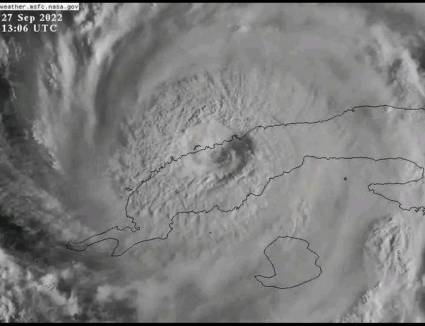 Imagen de satélite del huracán Ian mientras una parte del ojo comenzaba a salir al mar por el norte de Pinar del Río, Cuba, este 27 de septiembre.