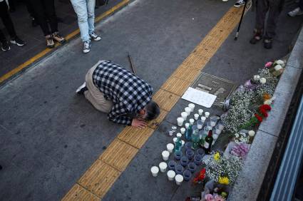 Tras la estampida mortal en Seúl, un hombre presenta sus respetos a las víctimas cerca del lugar de la tragedia el 30 de octubre de 2022