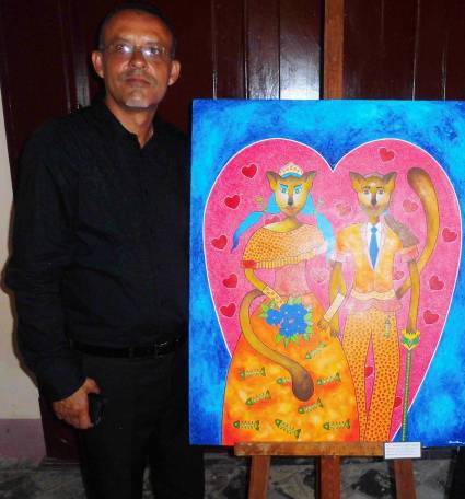 El artista de la plástica Sanfiel  asume los gatos como parte de su arte.