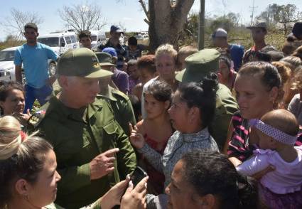 Presidente cubano recorre zonas de Pinar del Río en recuperación tras el huracán Ian.