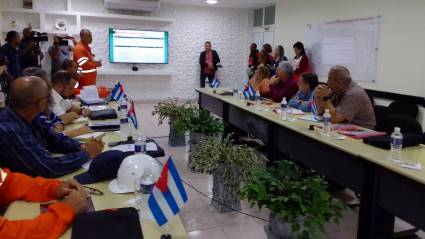 Presidente cubano en base de supertanqueros en Matanzas