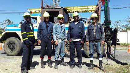 Los cienfuegueros laboran sin descanso en la cabecera provincial.