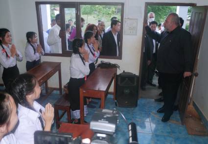Al visitar la escuela Amistad Laos-Cuba, el Primer Ministro dijo estar impresionado por tanto cariño.