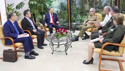 El General de Ejército Raúl Castro Ruz recibe al al General de Ejército To Lam