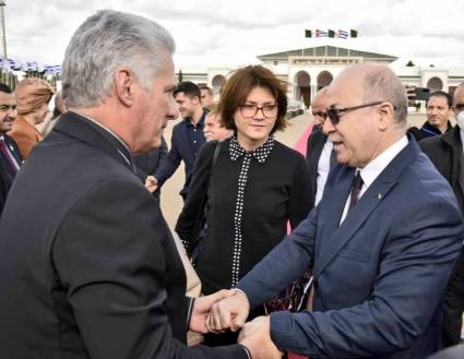 El mandatario cubano fue despedido por el primer ministro argelino, Aiman Benabderrahmane