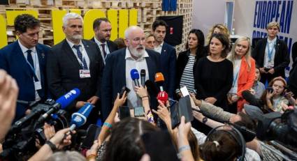 El vicepresidente de la Comisión Europea, Frans Timmermans, ofrece declaraciones a la prensa