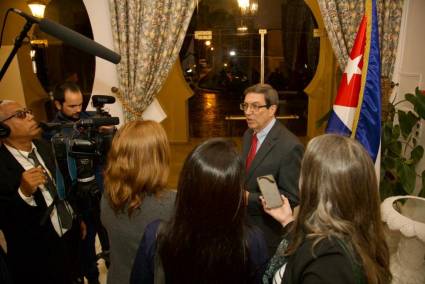 El canciller cubano Bruno Rodríguez Parrilla ofrece declaraciones a la prensa en Argel.