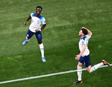 Bukayo Saka celebra junto a Rice