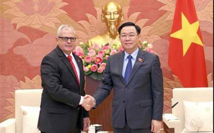 Vuong Dinh Hue, presidente de la Asamblea Nacional de Vietnam, y Homero Acosta Álvarez, secretario de la Asamblea Nacional del Poder Popular de Cuba