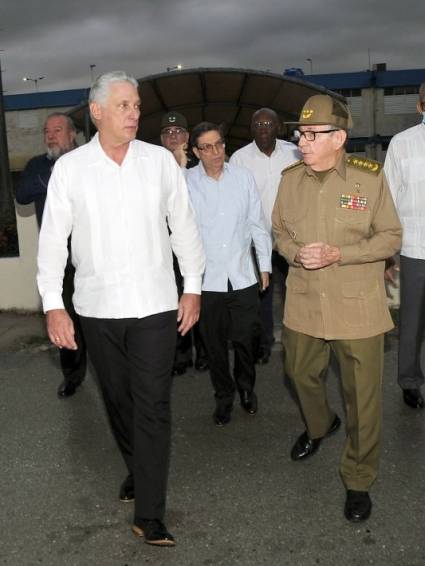 El General de Ejército Raúl Castro Ruz despidió al jefe de Estado cubano en el inicio de su gira internacional