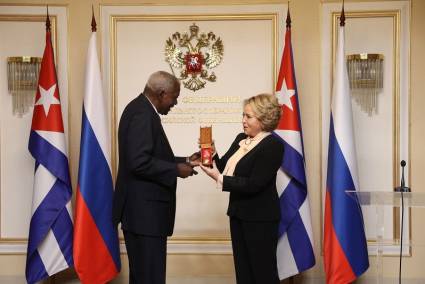 Valentina Matvienko y Esteban Lazo Hernández