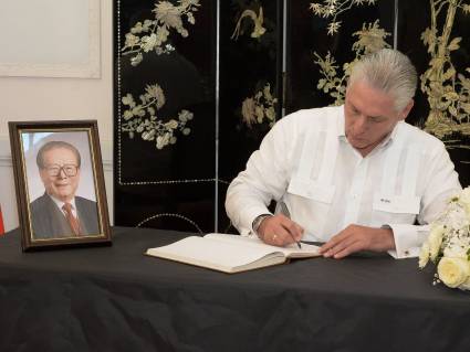 Firmó Díaz-Canel libro de condolencias por la muerte de Jiang Zemin