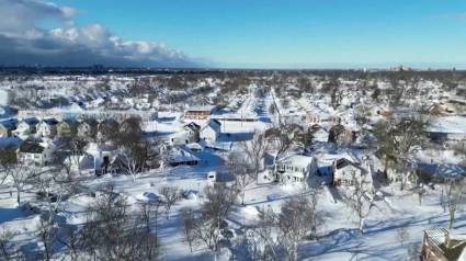 La ciudad de Búfalo (Nueva York), fronteriza con Canadá y acostumbrada al frío, ha quedado totalmente colapsada por la nieve