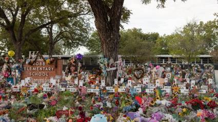 Monumento en el exterior de la escuela primaria Robb Elementary dedicado a las 21 víctimas del tiroteo de Uvalde, Texas, 6 de septiembre de 2022