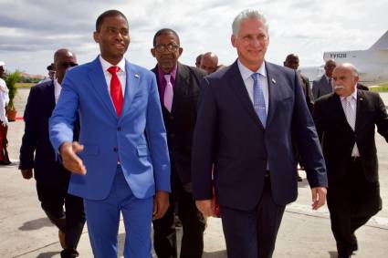 Díaz-Canel fue recibido en el aeropuerto Maurice Bishop por Dickon Mitchell, Primer Ministro de Granada