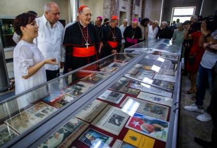Ministro de Cultura y el cardenal Beniamino Stella asisten a la muestra por el aniversario 25 de la visita del papa Juan Pablo II a Cuba