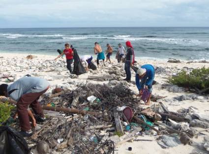 Todos los meses llegan a cada sector de cien metros del litoral sur de Guanahacabibes entre 40 y 45 kilogramos de desechos.