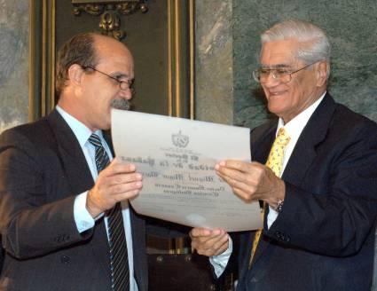 Rector de la Universidad de La Habana entrega a Chomy el título de Doctor Honoris Causa en Ciencias Biológicas (2007)