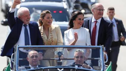 El presidente electo, Luiz Inácio Lula da Silva, junto a la primera dama, Rosángela da Silva (c)