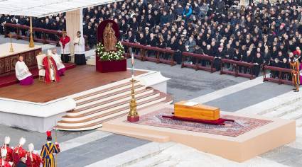 Funeral de Benedicto XVI en la plaza San Pedro