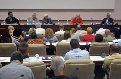 Intelectuales y profesionales reunidos en la Conferencia por el equilibrio del mundo