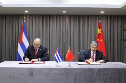 China dona 100 millones de dólares a Cuba