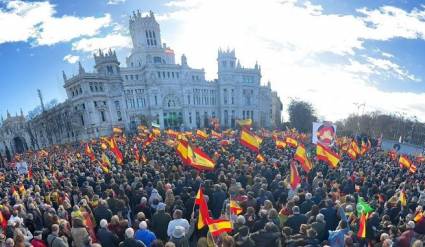 Miles de manifestantes se concentraron el sábado en la plaza de Cibeles de Madrid