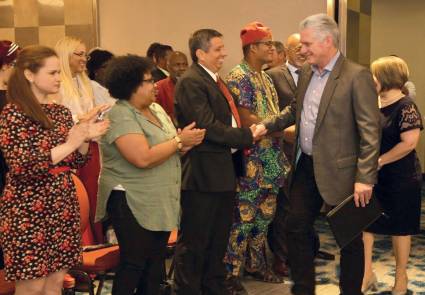 Durante el intercambio del Presidente Díaz-Canel con cubanos residentes en Argentina, se reafirmó el compromiso con la Patria y la lucha contra el bloqueo.