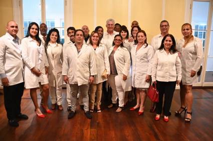 Encuentro de colaboradores de la salud que laboran en Belice con el Presidente cubano Miguel Díaz-Canel Bermúdez