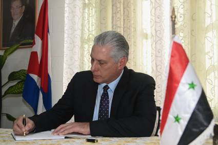Presidente cubano firma libro de condolencias en embajada de Siria.