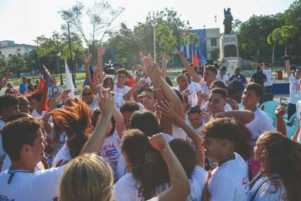 A los jóvenes se les pueden confiar grandes tareas por el presente y el futuro de Cuba.