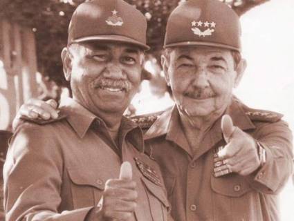 El comandante de la Revolución Juan Almeida Bosque (i) y el General de Ejército Raúl Castro (d)