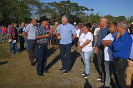 Encuentro del Presidente Díaz-Canel con trabajadores de la Biofábrica de la Empresa de Semillas de la Agricultura.