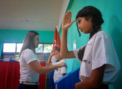 La primera secretaria de UJC al ejercer su derecho al voto en el colegio 2 de la circunscripción 81 del municipio habanero Cerro