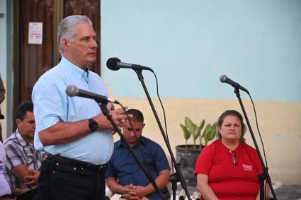 Vecinos del consejo popular Camacho-Libertad intercambian con los ocho candidatos a diputados a la X Legislatura a la Asamblea Nacional por Santa Clara, entre ellos, el Primer Secretario del Comité Central del Partido y Presidente de la República, Miguel Díaz-Canel Bermúdez