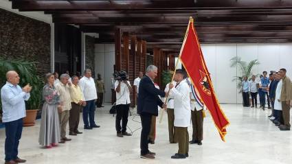 Acto de entrega de condecoraciones estatales de la Unión de Jóvenes Comunistas