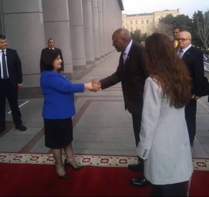 Salvador Valdés Mesa es recibido por la presidenta del legislativo azerbaiyano, Sahiba Gafarova