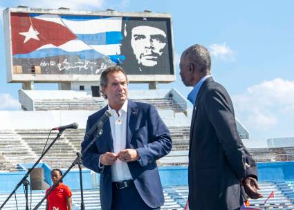 Neven Ilic, presidente de Panam Sports, y Roberto León Richards, titular del Comité Olímpico Cubano