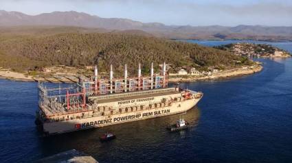 La central eléctrica flotante tiene una capacidad de generación de 110 MW.