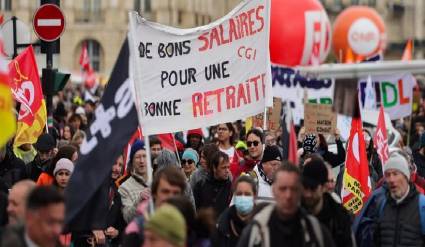 Manifestantes en esta duodécima jornada sostienen una pancarta en la que se lee «Buenos salarios para una buena pensión»