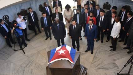 Presidente de la Asamblea Nacional de Vietnam, Vuong Dinh Hue, y su homólogo cubano, Esteban Lazo, en Santiago de Cuba