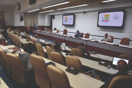 En el encuentro los participantes se pronunciaron por la necesidad de la formación y capacitación del capital humano asociado a estos asuntos.