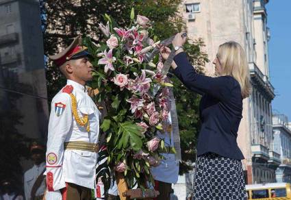 Željka Cvijanović rindió homenaje al Heroe Nacional de Cuba, José Martí