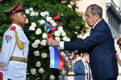 La jornada de trabajo de Lavrov comenzó con el homenaje a José Martí, ante cuyo monumento en el parque 13 de Marzo depositó una ofrenda floral