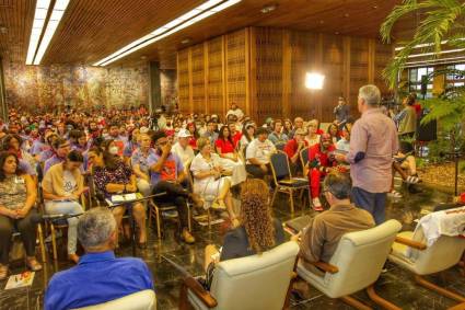 Díaz-Canel dialogó con una de las delegaciones más grandes que se ha recibido en décadas