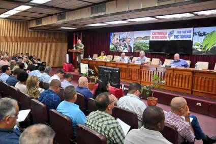 Presidente cubano se reúne con autoridades de Pinar del Río